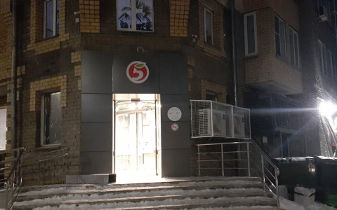 Несмотря на предписания суда, в доме на Воровского продолжают строить "Пятерочку"