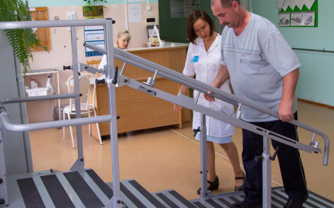 Мужчина встал на ноги и восстановил речь после реабилитации в Кирове