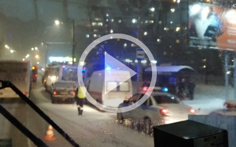 В Кирове «Нива» въехала в стоящий троллейбус: есть пострадавшие