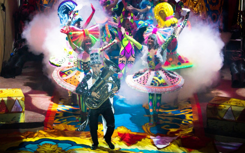 Впервые в Кировском цирке  поражающий воображение номер «Золотые рыбки»