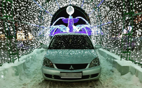 Водитель иномарки сделал эффектное фото в арке на Театральной площади