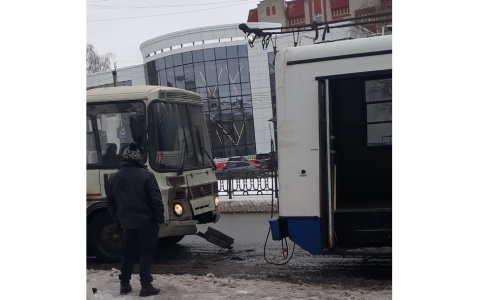 В Кирове автобус № 12 влетел в троллейбус: пострадала женщина-пассажир