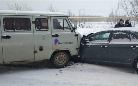 В Кировской области пьяный водитель УАЗа въехал в "Тойоту": погибла женщина