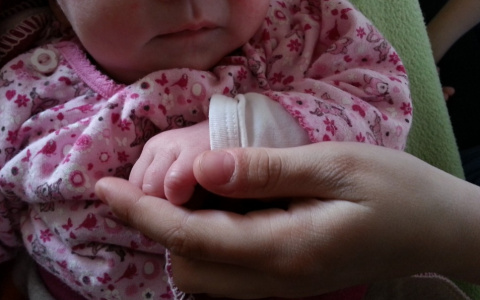 Не смогла справиться: кировчанка сдала свою полугодовалую внучку в дом ребенка