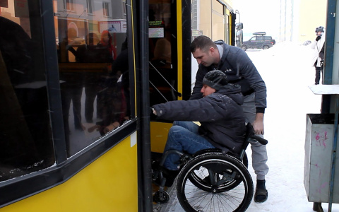 Инвалид из Кирова попробовал заказать низкопольный автобус и троллейбус: вот что из этого вышло