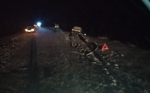 На неосвещенной трассе в Кировской области сбили 22-летнего парня