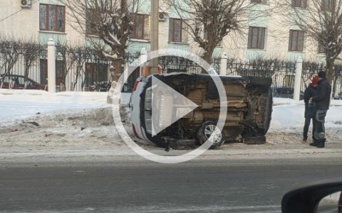 Утром в Кирове после столкновения с «Лексусом» опрокинулась «Киа»