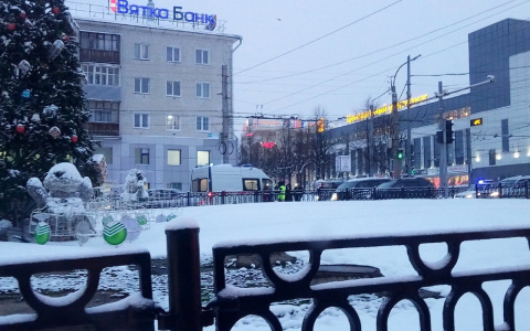 У ЦУМа в Кирове сбили пешехода: на месте работали медики