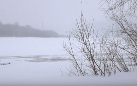 На реке Вятке девушка провалилась под лед