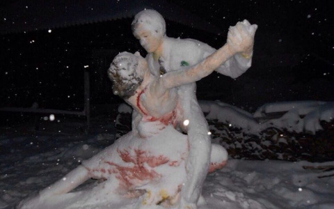 Фото дня: новая снежная фигура мастера из Тужи