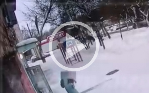Появилось видео падения глыбы на подростка в центре Кирова