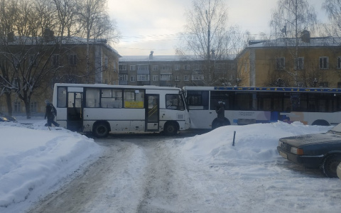Что обсуждают в Кирове: проверка медбрата на полиграфе и лобовое столкновение автобусов
