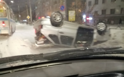 На Октябрьском проспекте "Лада" опрокинулась на крышу