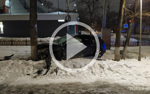 «Один — перевернулся, второй снес ограждение и влетел в дерево»: в Кирове произошли серьезные ДТП