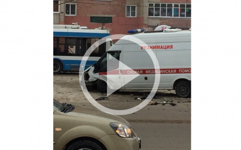 Массовое ДТП в Кирове: от удара иномарку отбросило на машину реанимации