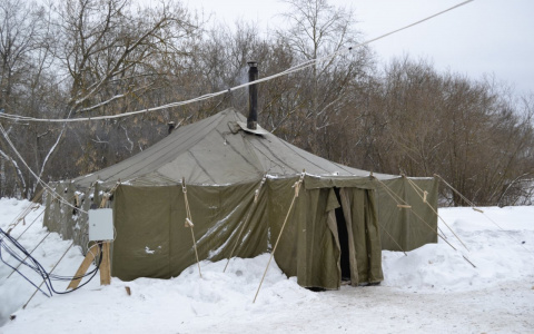 «Пускай те, кто жалуется, спят на улице»: как работает палатка для бездомных