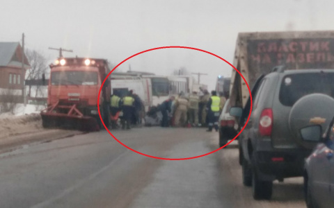 В Кирове Suzuki въехал в снегоуборщик: водителя кроссовера вырезали спасатели