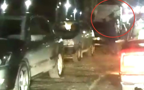 В Чистых Прудах девушка разбила ломом чужое авто на парковке