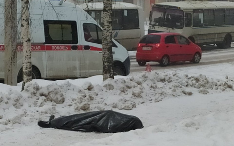 «Он просил у прохожих помощи»: на Кольцова на глазах очевидцев умер мужчина