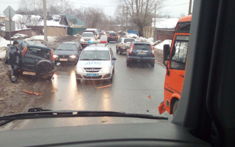 В Кирове столкнулись автобус №33 и Honda: на месте работают 7 машин скорой