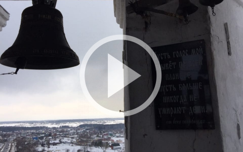 В Кстинино прозвучал первый звон колокола, установленного в память о 3-летней девочке