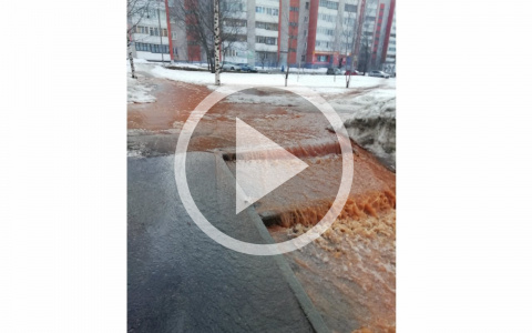 Багровые реки в Кирове:  пешеходы с трудом переходят затопленную дорогу