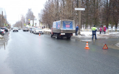 В Кирове ГАЗ сбил бабушку и внучку: пешеходы решили перебежать в неположенном месте