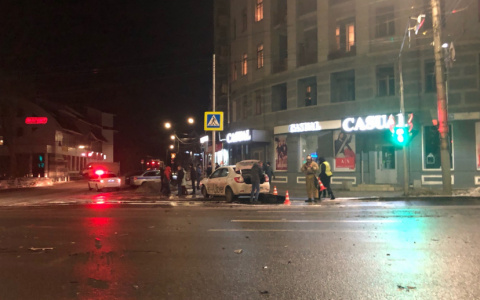 "Переломы ребер и повреждение органов": в ДТП с такси у Старого универмага пострадали пять человек