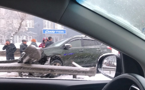 «Жестко снес отбойник»: на Производственной столкнулись Toyota и «Волга»