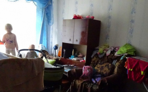 Известны подробности про мать, которая заперла двух малышей в доме в Куменском районе