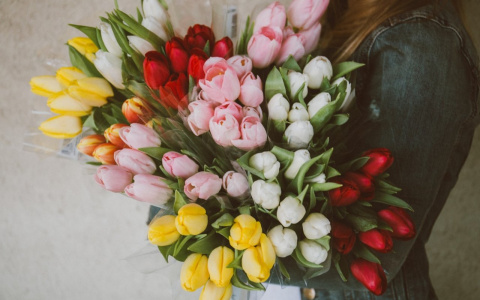 Букет тюльпанов и что-то еще: чего хотят кировчанки в главный женский праздник