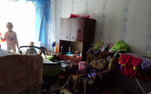 Что обсуждают в Кирове: мать оставила двух детей запертыми в доме и розыск преступника