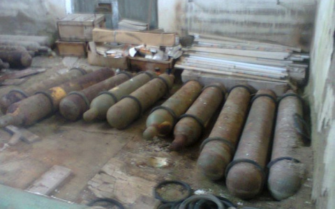 В Безбожнике нашли 21 баллон с ядовитым веществом рядом с водозаборными сооружениями