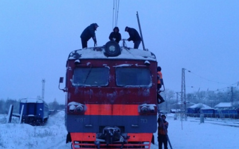 Двух подростков сняли с поезда в Кировской области