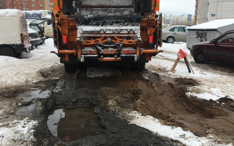 В Кирове мусоровоз буксовал во дворе на улице Ленина 18 часов