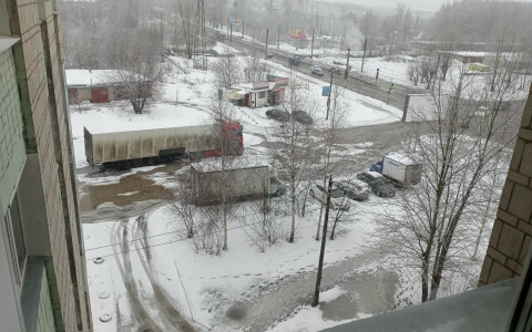 Застрявшая фура и дорога-река: отчет с кировских дорог на 29 февраля