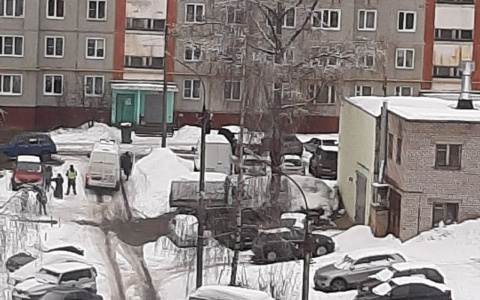 "Работают сотрудники МЧС, скорой помощи и ГИБДД": на Строителей закрыли проезд к дому