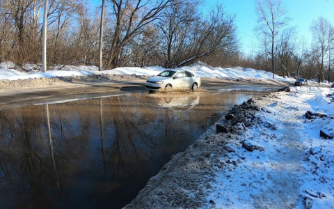 В Кирове затопило дорогу в район Вересники
