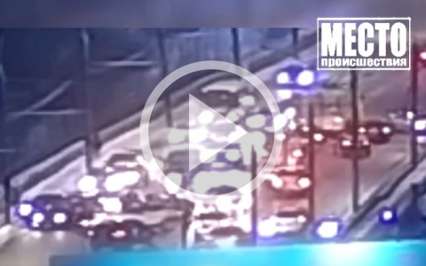 Появилось видео массовой аварии на путепроводе на Воровского