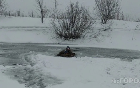 В Уржумском районе мужчина на снегоходе провалился под лед