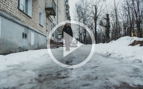 Каток открылся, вход свободный: репортаж с обледенелых улиц города после жалоб кировчан