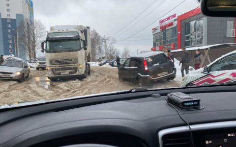 "Семь кругов ада": кировчане жалуются на дорогу в микрорайоне "Озерки"