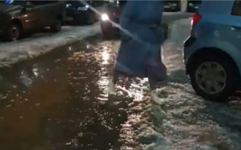 "Тротуары опасны для жизни": экс-зампред правительства области раскритиковал уборку дорог