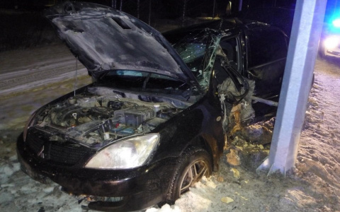 «Lancer намотало на столб, девчонку увезли на скорой». Очевидцы о ДТП на дамбе в Макарье