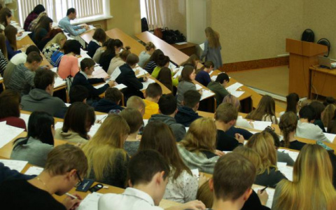 Депутаты Госдумы хотят поднять стипендию для студентов до 10 330 рублей