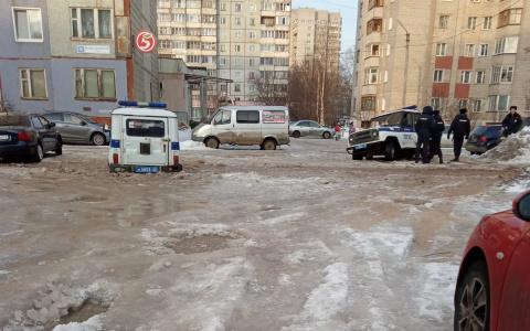 Фоторепортаж: полицейский УАЗ и другие машины застревают в кировских дворах