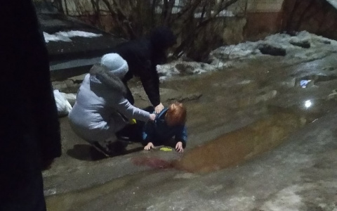В Кирове во дворе пенсионерка поскользнулась и разбила голову
