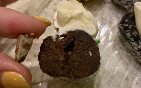 "Праздник испорчен": кировчанка нашла в пирожном необычный предмет