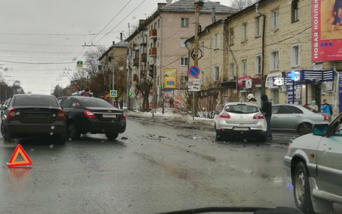 В Кирове на Воровского произошла массовая авария
