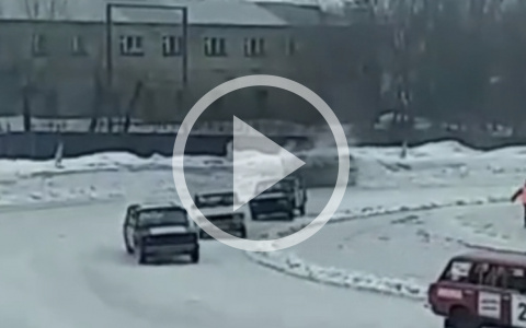 Во время трековых гонок в Слободском перевернулся автомобиль